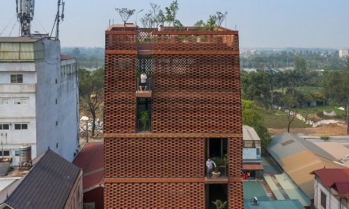 Những ngôi nhà gạch thô ngói mộc giữa Thủ đô