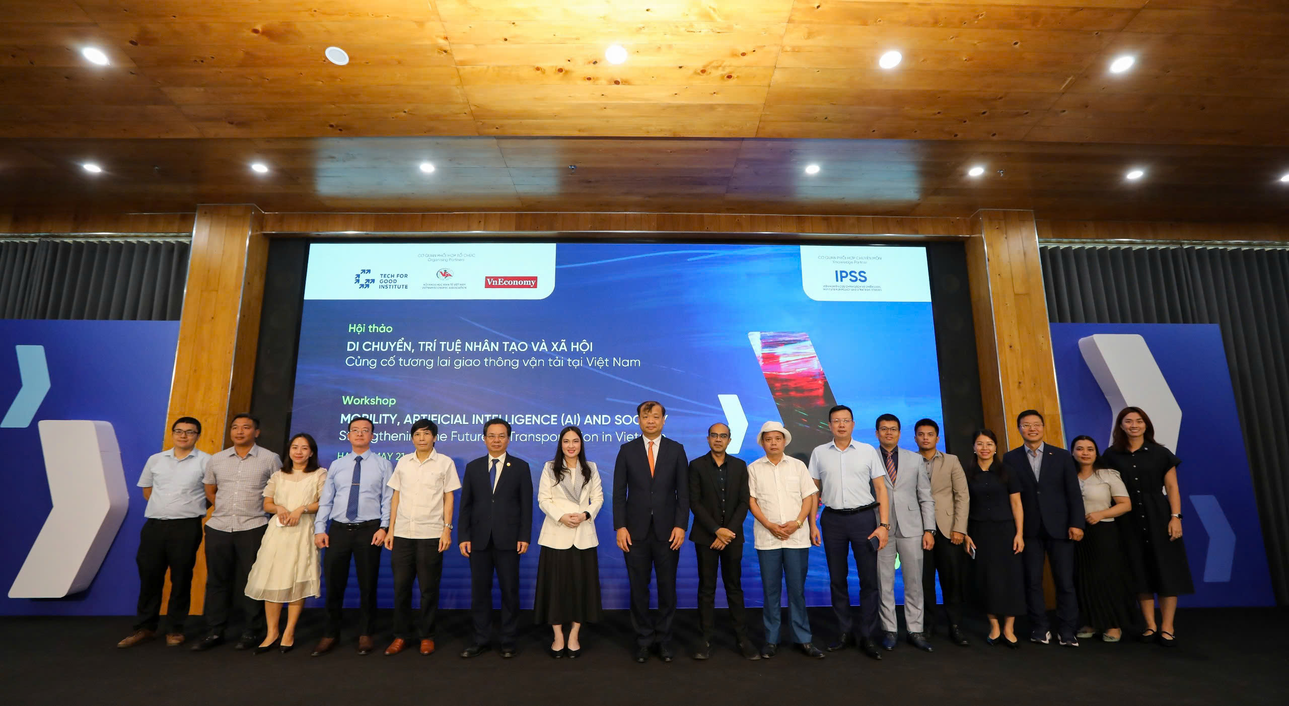 The seminar “Mobility, Artificial Intelligence (AI) and Society: Shaping the Future of Transportation in Vietnam” held on May 21 in Hanoi. (Photo: Vietnam Economic Times)