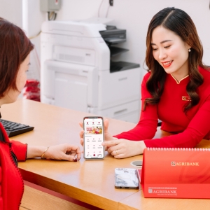 Khách hàng giao dịch tại Agribank. Ảnh: Agribank.