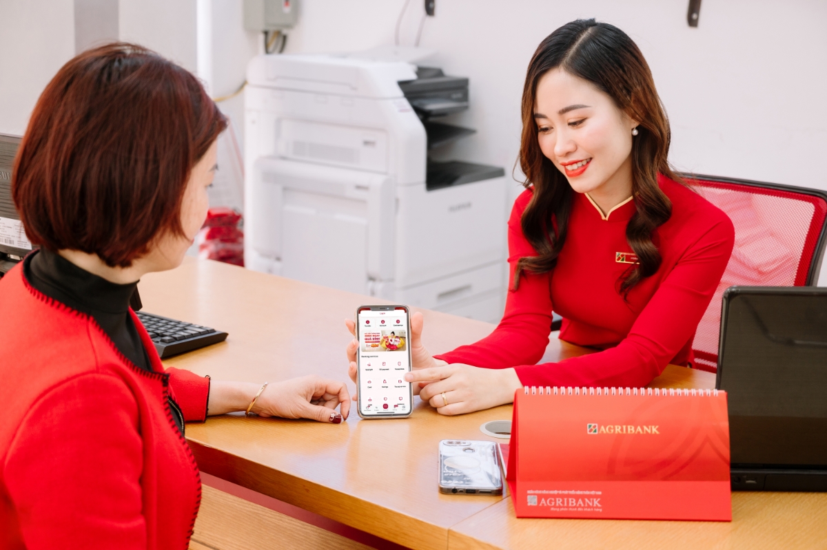Khách hàng giao dịch tại Agribank. Ảnh: Agribank.