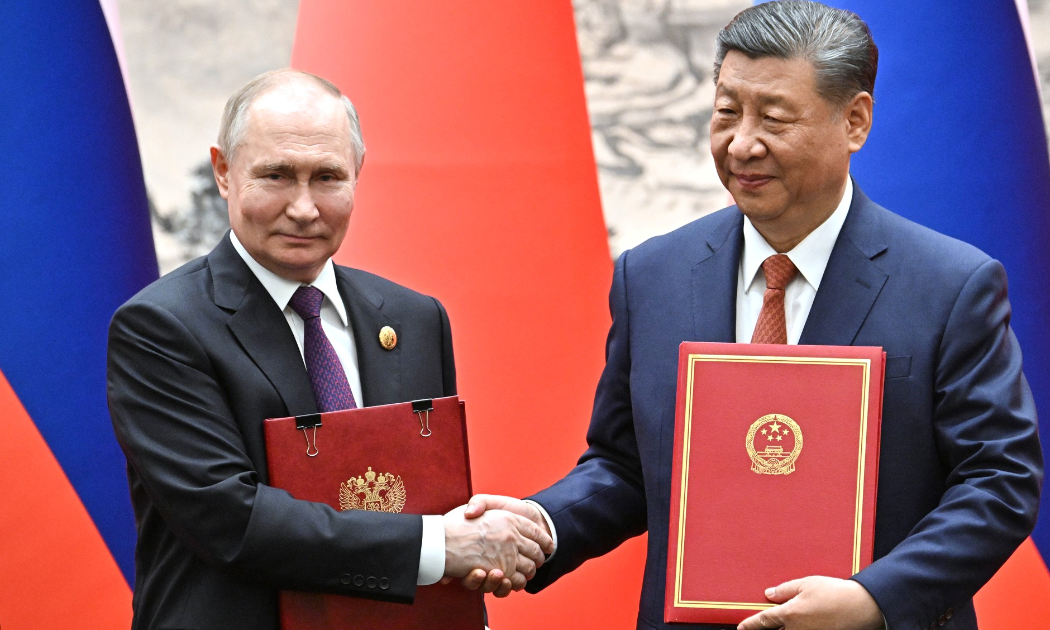 Tổng thống Nga Vladimir Putin và Chủ tịch Trung Quốc Tập Cận Bình bắt tay sau khi ký tuyên bố chung - Ảnh: TASS.
