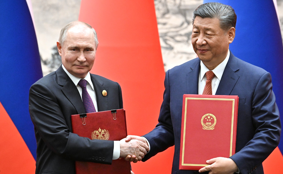 Tổng thống Nga Vladimir Putin và Chủ tịch Trung Quốc Tập Cận Bình bắt tay sau khi ký tuyên bố chung - Ảnh: TASS.