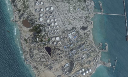 Nhiều tàu neo đậu gần cảng xuất khẩu dầu trên đảo Kharg của Iran - Ảnh: Planet Labs PBC/Reuters