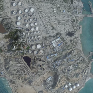 Nhiều tàu neo đậu gần cảng xuất khẩu dầu trên đảo Kharg của Iran - Ảnh: Planet Labs PBC/Reuters
