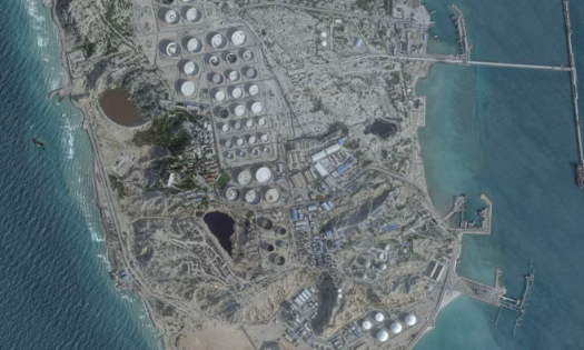Nhiều tàu neo đậu gần cảng xuất khẩu dầu trên đảo Kharg của Iran - Ảnh: Planet Labs PBC/Reuters