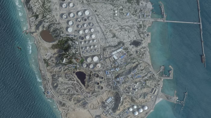 Nhiều tàu neo đậu gần cảng xuất khẩu dầu trên đảo Kharg của Iran - Ảnh: Planet Labs PBC/Reuters