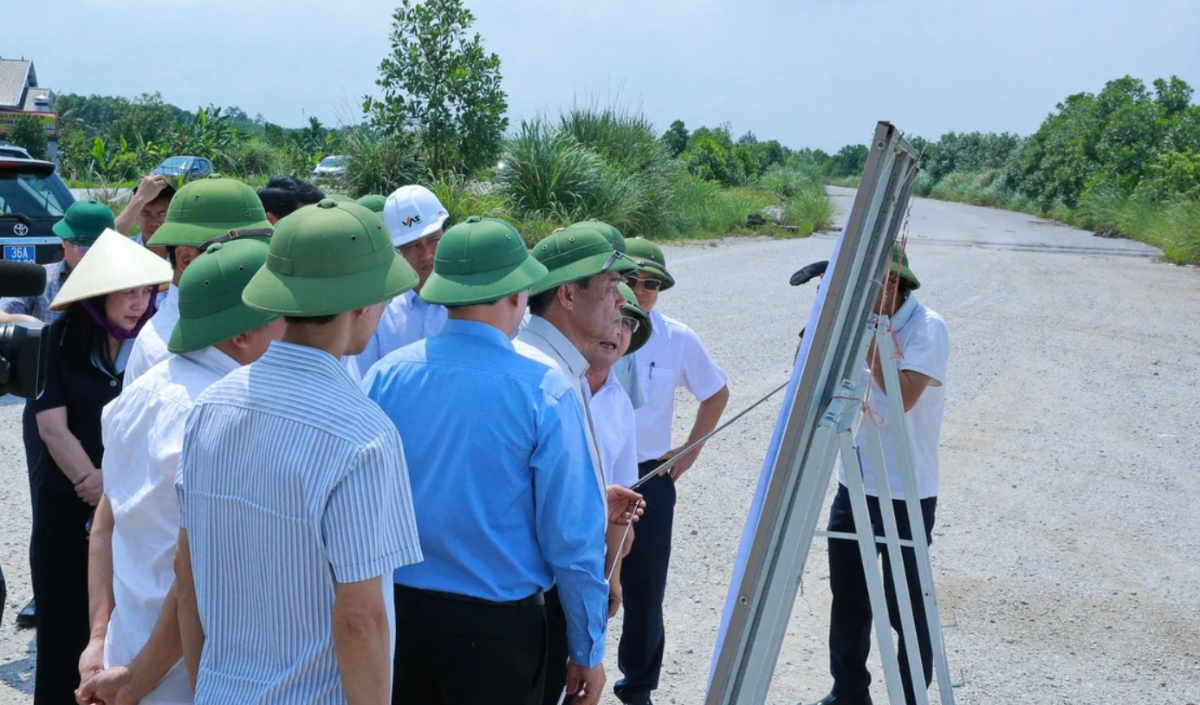 Bí thư Tỉnh ủy tỉnh Thanh Hóa Lê Đức Thái trực tiếp đi kiểm tra các dự án. Ảnh Minh Hiếu