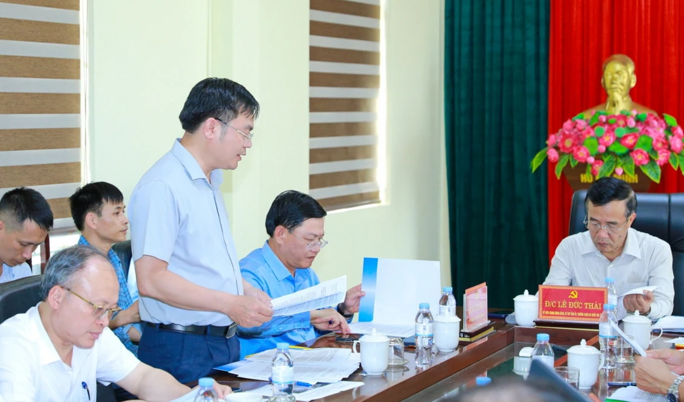 Giám đốc Sở Xây dựng Thanh Hoá Hoàng Văn Đồng trình bày báo cáo về 2 dự án. Ảnh: Minh Hiếu