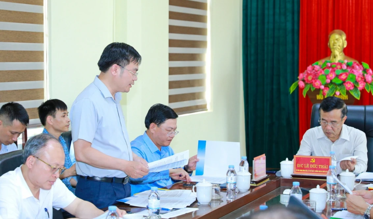 Giám đốc Sở Xây dựng Thanh Hoá Hoàng Văn Đồng trình bày báo cáo về 2 dự án. Ảnh: Minh Hiếu