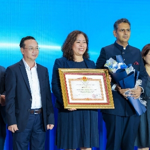 Đại diện Unilever Việt Nam vinh dự đón nhận Bằng khen của Thủ tướng Chính phủ vì thành tích xuất sắc trong hoạt động sản xuất, kinh doanh và công tác xã hội giai đoạn 2020–2025