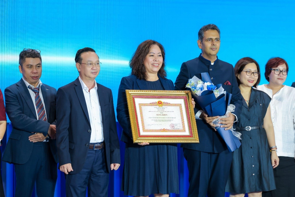 Đại diện Unilever Việt Nam vinh dự đón nhận Bằng khen của Thủ tướng Chính phủ vì thành tích xuất sắc trong hoạt động sản xuất, kinh doanh và công tác xã hội giai đoạn 2020–2025