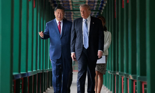 Chủ tịch Trung Quốc Tập Cận Bình (trái) và Tổng thống Mỹ Donald Trump tại Bắc Kinh hôm 15/5 - Ảnh: Reuters.
