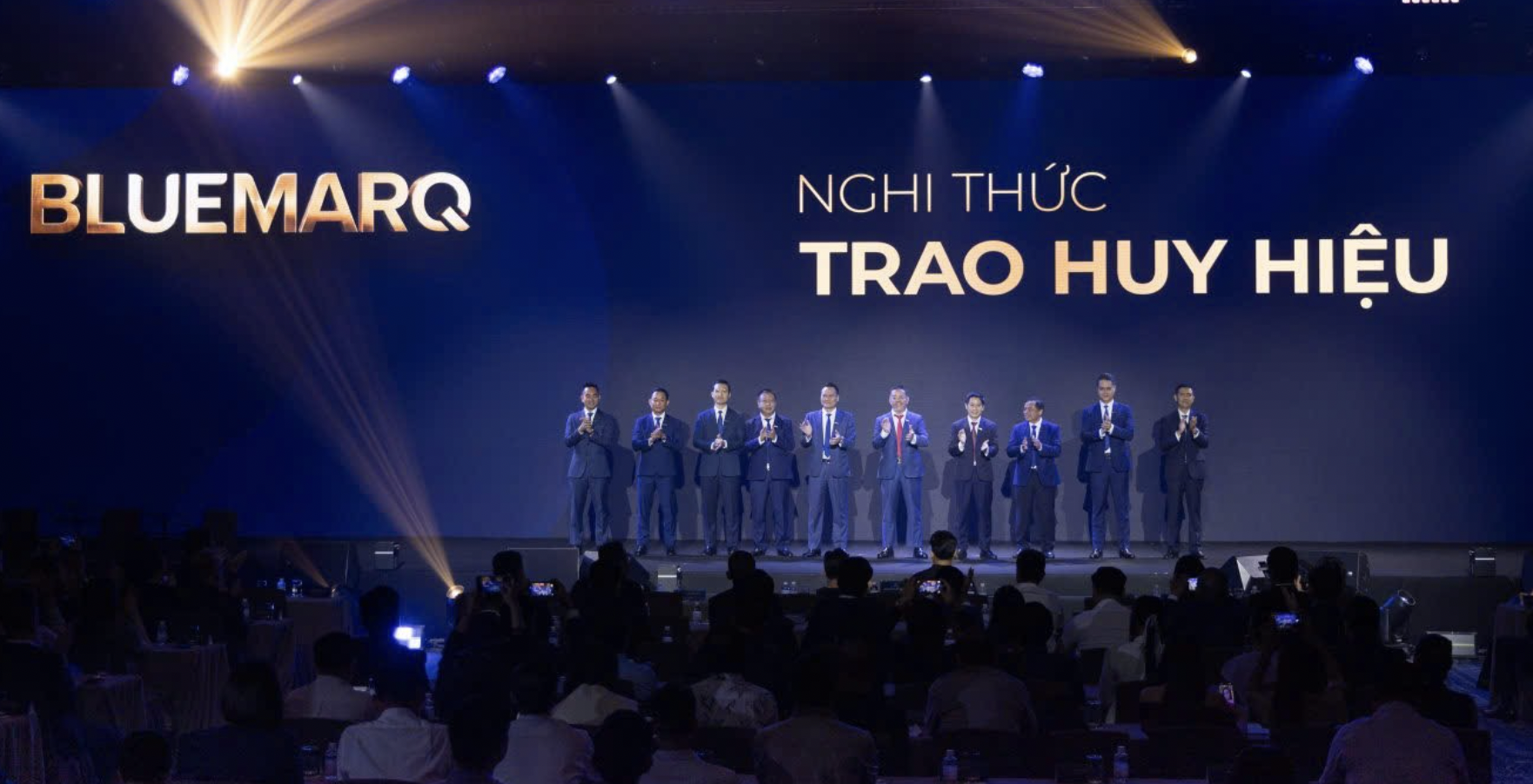 Công ty Cổ phần Tập đoàn Đất Xanh (mã chứng khoán: DXG - HoSE) vừa chính thức công bố tên gọi mới là Công ty Cổ phần BLUEMARQ GROUP. 