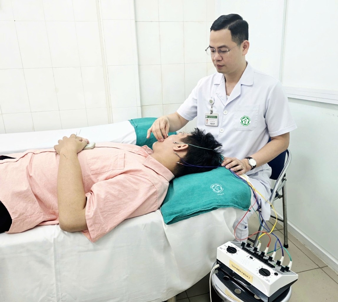ThS. BS Hoàng Duy Luân, Khoa Y học cổ truyền - Bệnh viện Bạch Mai, điện châm cho người bệnh liệt mặt.