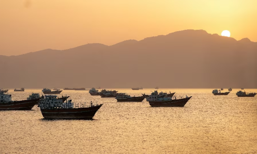 Tàu thuyền di chuyển qua eo biển Hormuz, ngoài khơi Musandam, Oman, ngày 18/5/2026 - Ảnh: Reuters