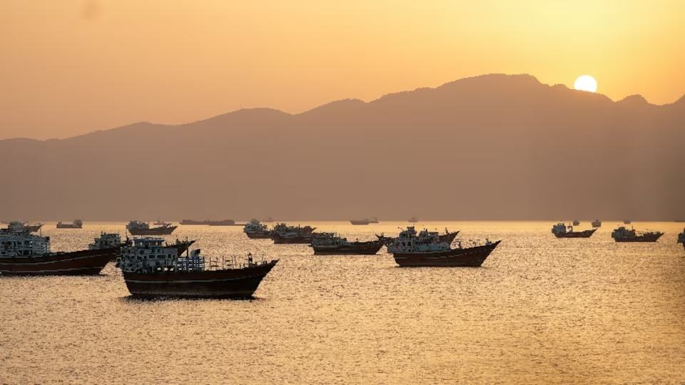 Tàu thuyền di chuyển qua eo biển Hormuz, ngoài khơi Musandam, Oman, ngày 18/5/2026 - Ảnh: Reuters