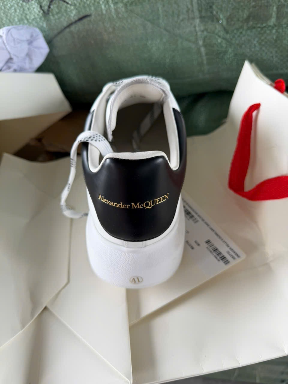 Hàng nghìn sản phẩm giả nhãn hiệu Louis Vuitton, Hermes, Patek Philippe 4 Sản phẩm giày giả nhãn hiệu Alexander McQueen.