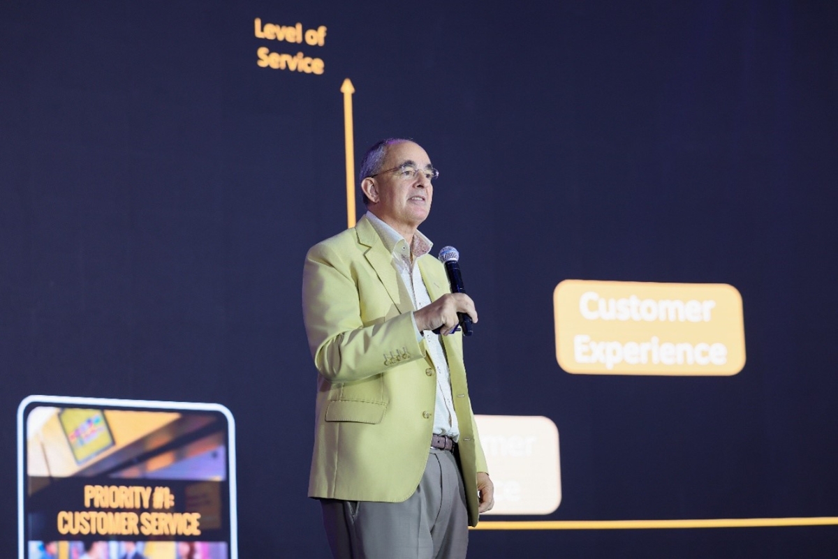 Chuyên gia Robin Speculand trình bày keynote về chủ đề: “Customer Obsession – Lấy khách hàng làm trung tâm như lợi thế cạnh tranh”.