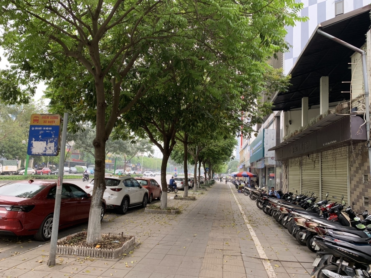 Vỉa hè nhiều tuyến phố tại Hà Nội đã trở nên ngăn nắp hơn sau các chiến dịch chỉnh trang. Ảnh: Hoàng Việt.