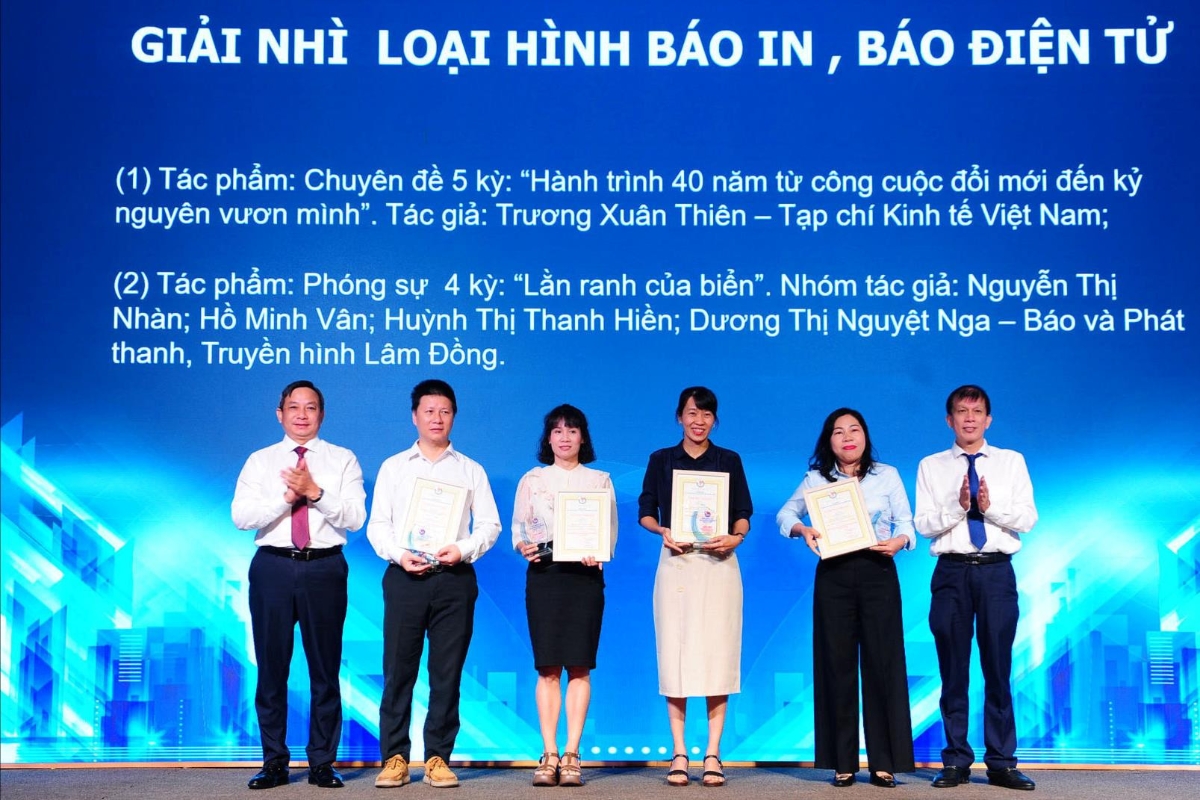 Nhà báo Trương Xuân Thiên (thứ 2 từ bên trái qua) nhận giải Nhì loại hình báo in - báo điện tử Giải báo chí khu vực Tây Nguyên và Duyên hải miền Trung lần thứ nhất – năm 2026