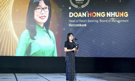Bà Đoàn Hồng Nhung - Giám đốc Khối Bán lẻ Vietcombank phát biểu tại Lễ trao giải.