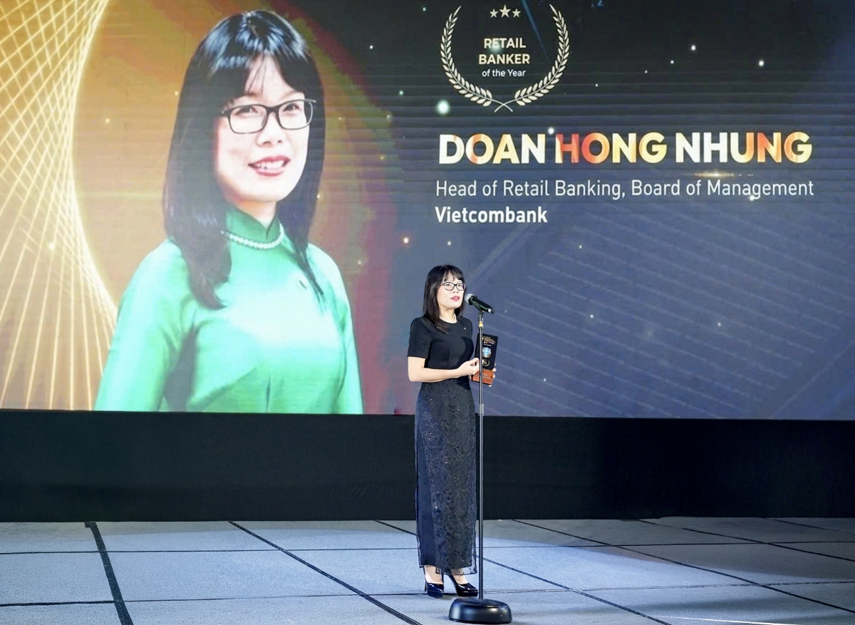 Bà Đoàn Hồng Nhung - Giám đốc Khối Bán lẻ Vietcombank phát biểu tại Lễ trao giải.