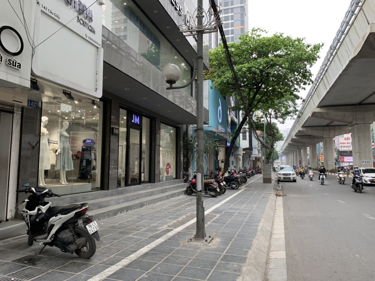 Vỉa hè lát đá tự nhiên có chi phí rất cao, nếu tính toán không hợp lý, thành phố sẽ phải bù chi khi cho thuê. Ảnh: Hoàng Việt.