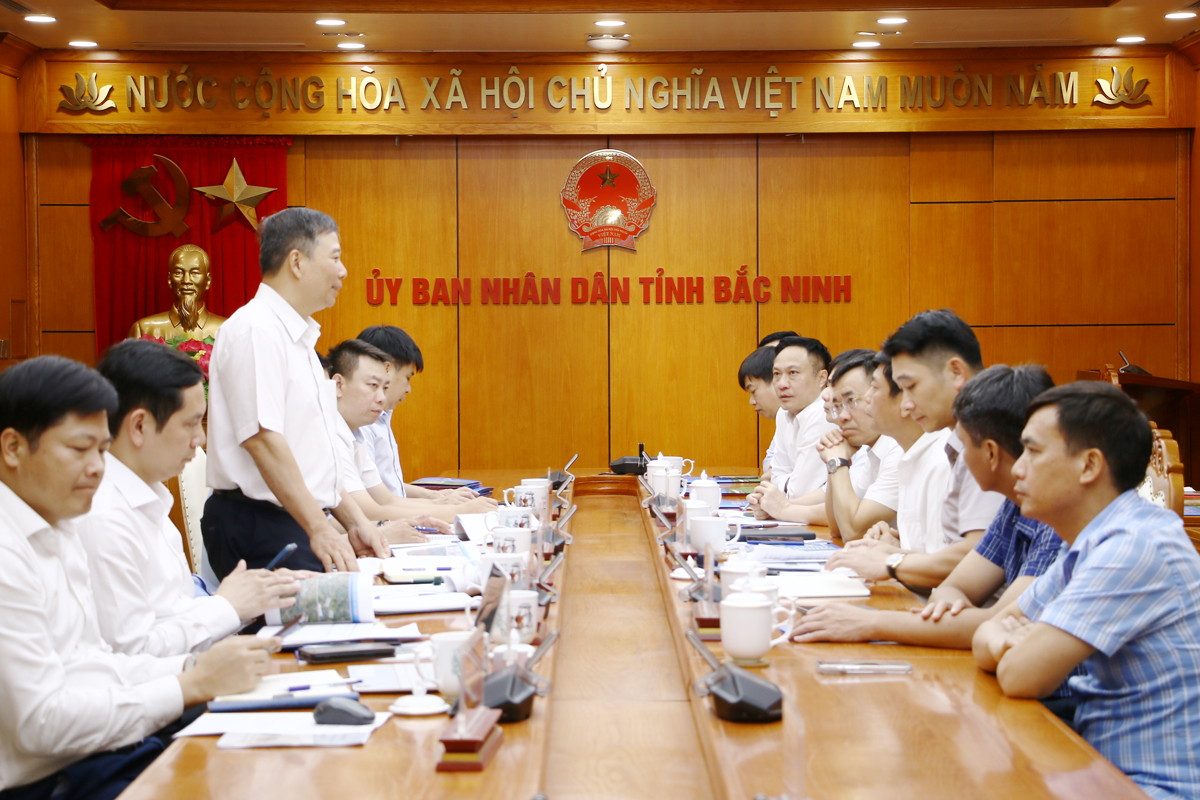 Buổi làm việc giữa Phó Chủ tịch UBND tỉnh Bắc Ninh&nbsp;Ngô Tân Phượng và đại diện Tổng Công ty Đầu tư phát triển đường cao tốc Việt Nam (VEC) về Dự án đường cao tốc Nội Bài - Bắc Ninh - Chí Linh. (Ảnh: CTT tỉnh Bắc Ninh)
