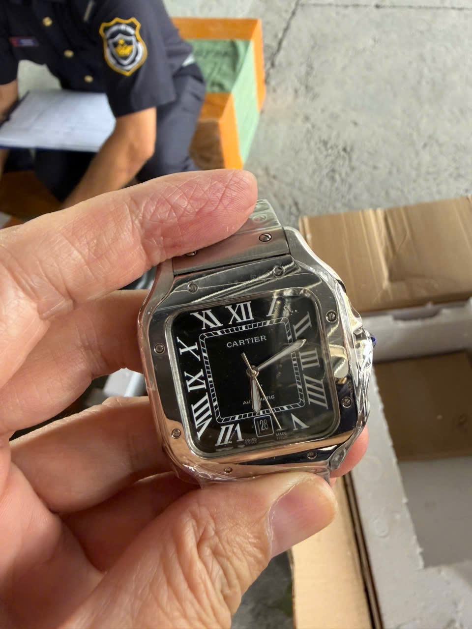 Hàng nghìn sản phẩm giả nhãn hiệu Louis Vuitton, Hermes, Patek Philippe 5 Đồng hồ giả nhãn hiệu Cartier.