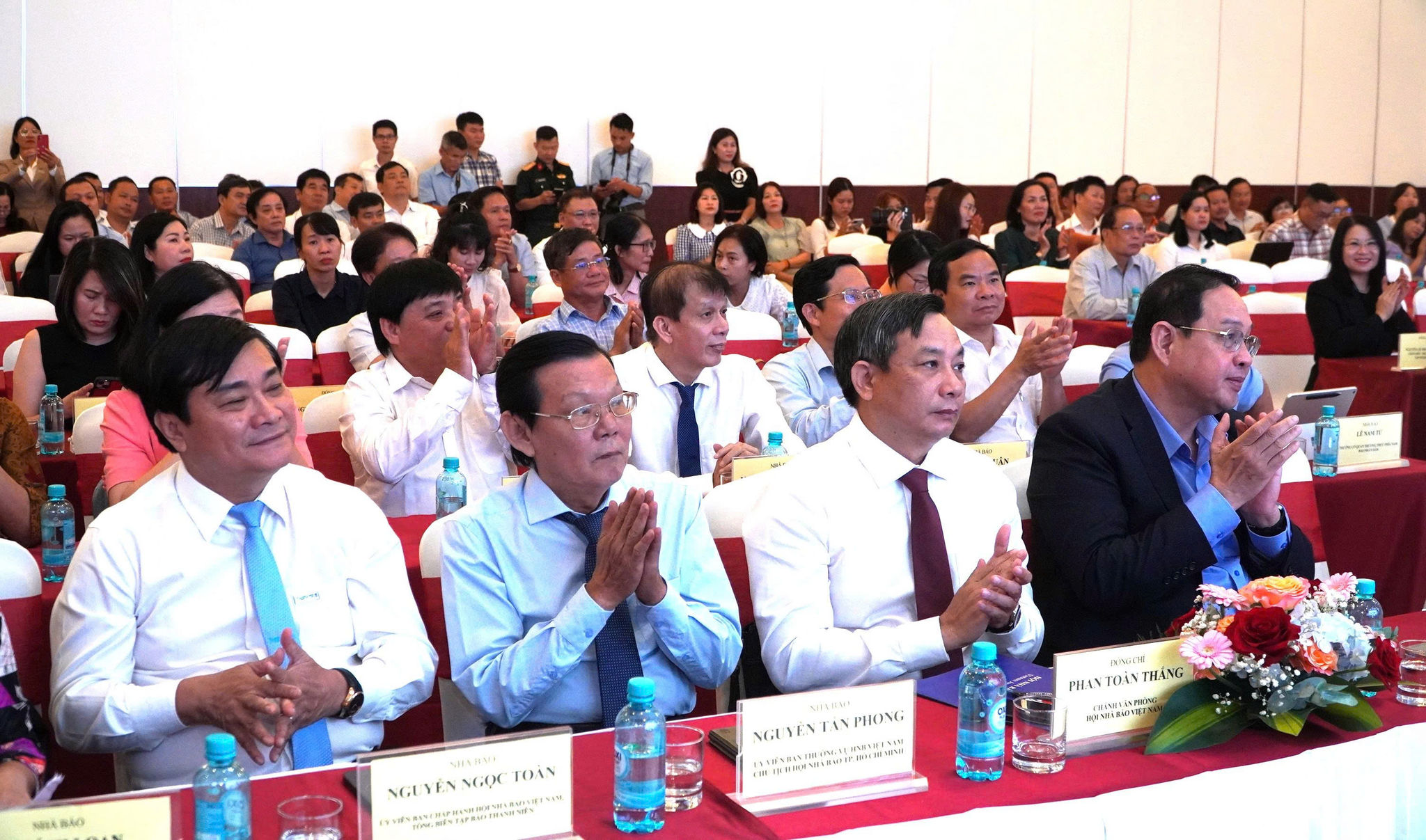 Trao giải báo chí khu vực Tây Nguyên và Duyên hải miền Trung 2 Các đại biểu dự lễ trao giải