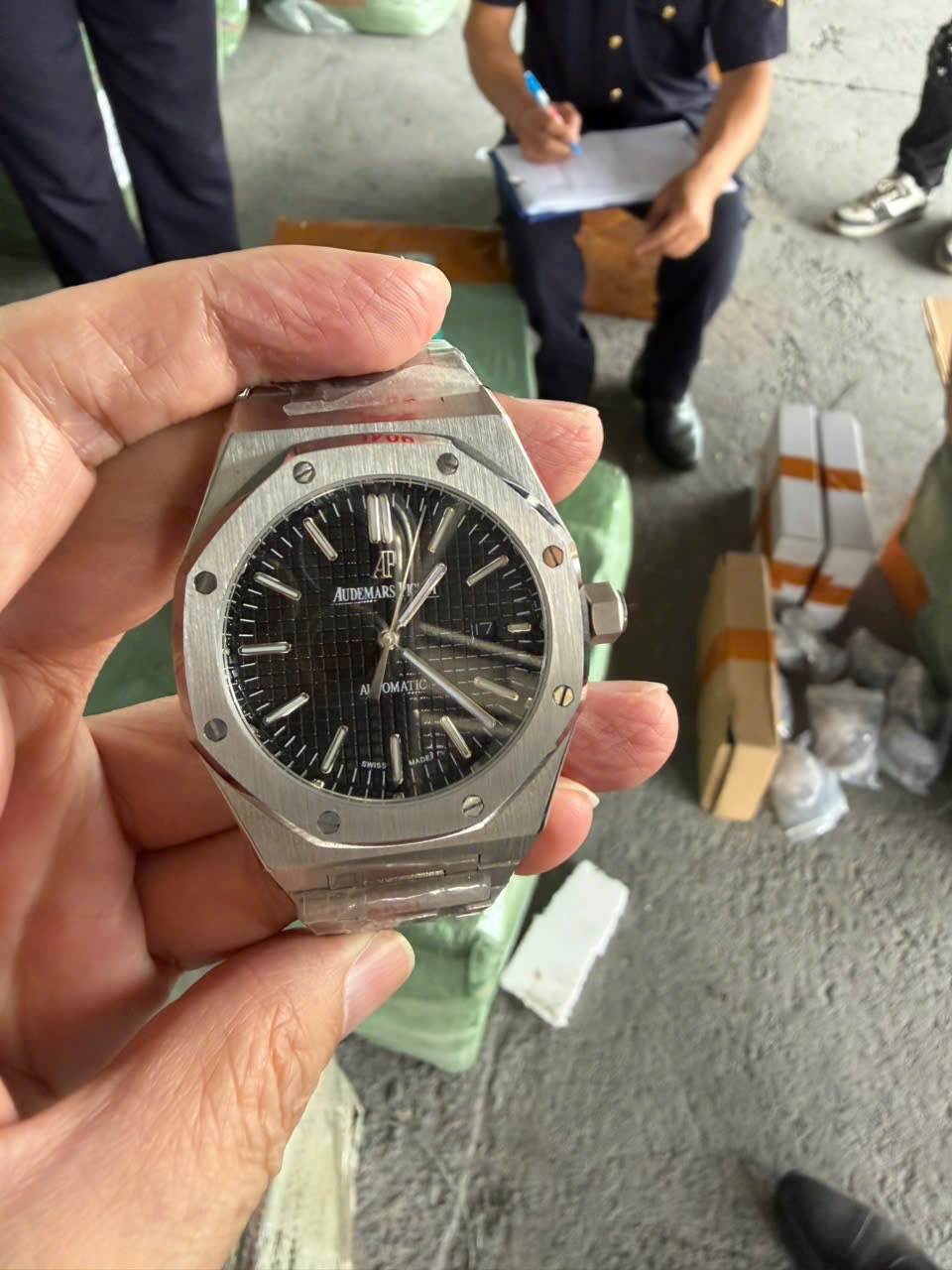 Hàng nghìn sản phẩm giả nhãn hiệu Louis Vuitton, Hermes, Patek Philippe 7 Đồng hồ giả nhãn hiệu Audemars Piguet.