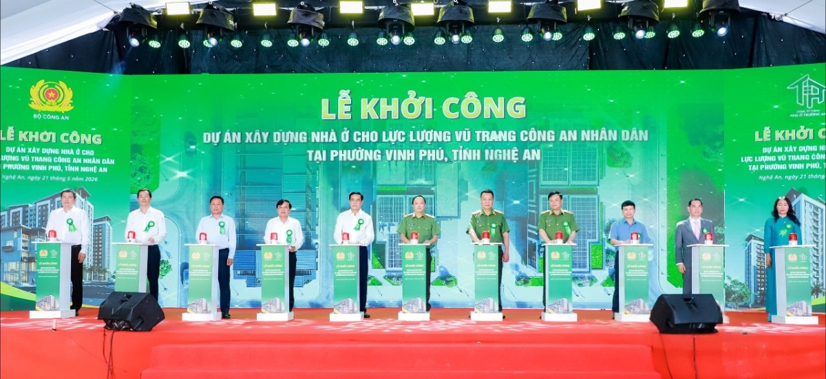 Lãnh đạo Bộ Công an, tỉnh Nghệ An, Công an tỉnh Nghệ An, phường Vinh Phú và chủ đầu tư thực hiện nghi thức bấm nút khởi công dự án. Ảnh: Thành Duy