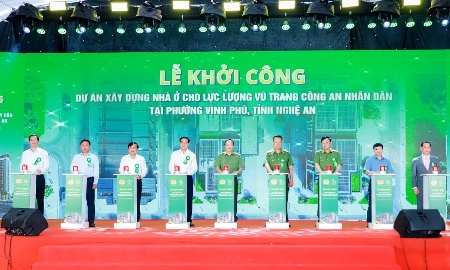 Lãnh đạo Bộ Công an, tỉnh Nghệ An, Công an tỉnh Nghệ An, phường Vinh Phú và chủ đầu tư thực hiện nghi thức bấm nút khởi công dự án. Ảnh: Thành Duy