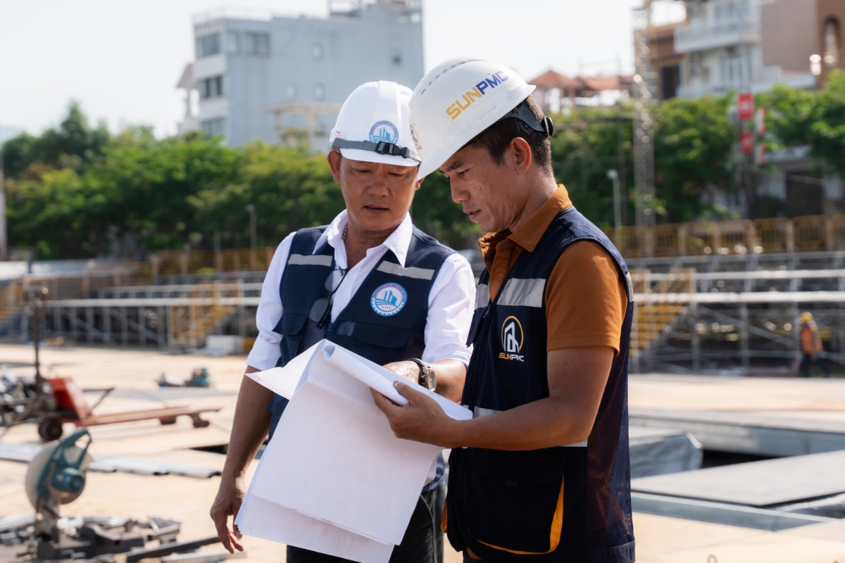 Đội ngũ kỹ sư đang giám sát quá trình thi công