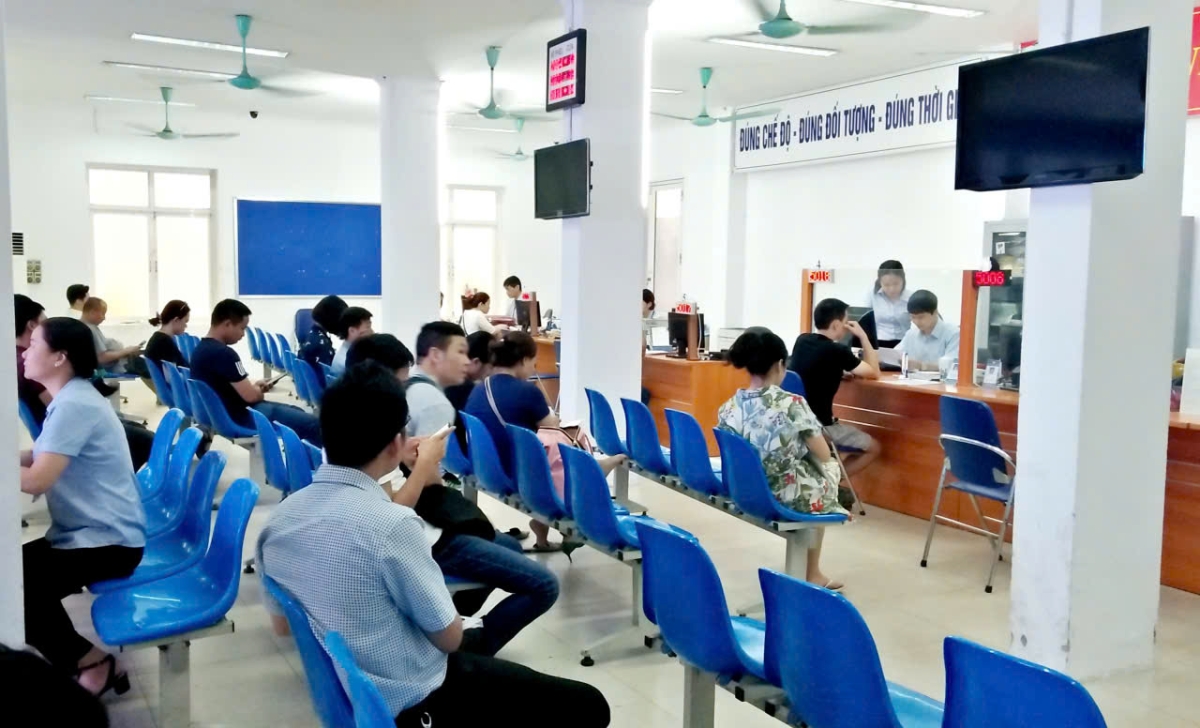 Lao động chờ làm thủ tục hưởng bảo hiểm thất nghiệp tại Hà Nội. Ảnh: Nhật Dương.