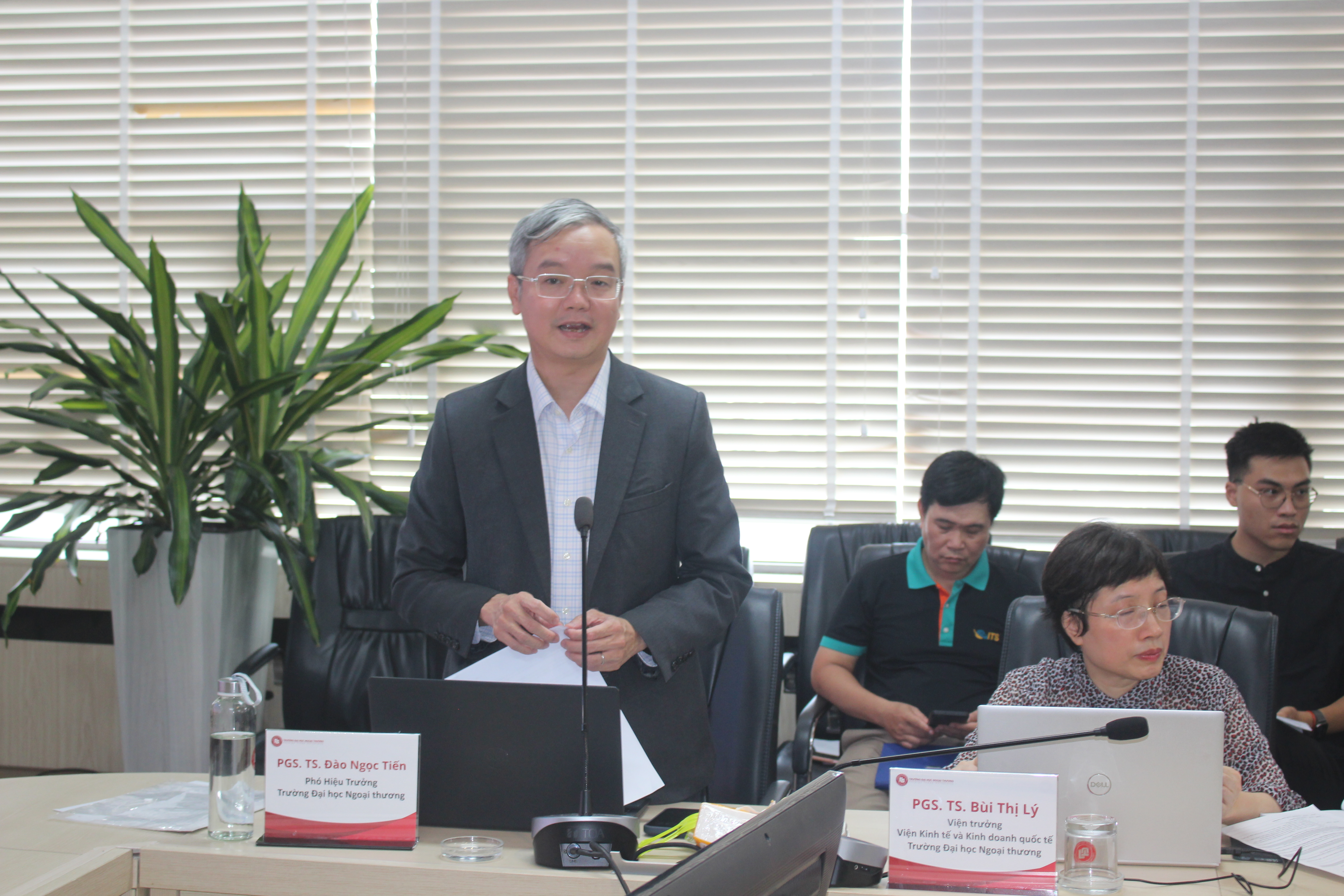 Chiến tranh thương mại Mỹ - Trung Quốc và những chuyển động tái định hình trật tự toàn cầu 2 PGS.TS. Đào Ngọc Tiến phát biểu tại tọa đàm. Ảnh: Chu Khôi.