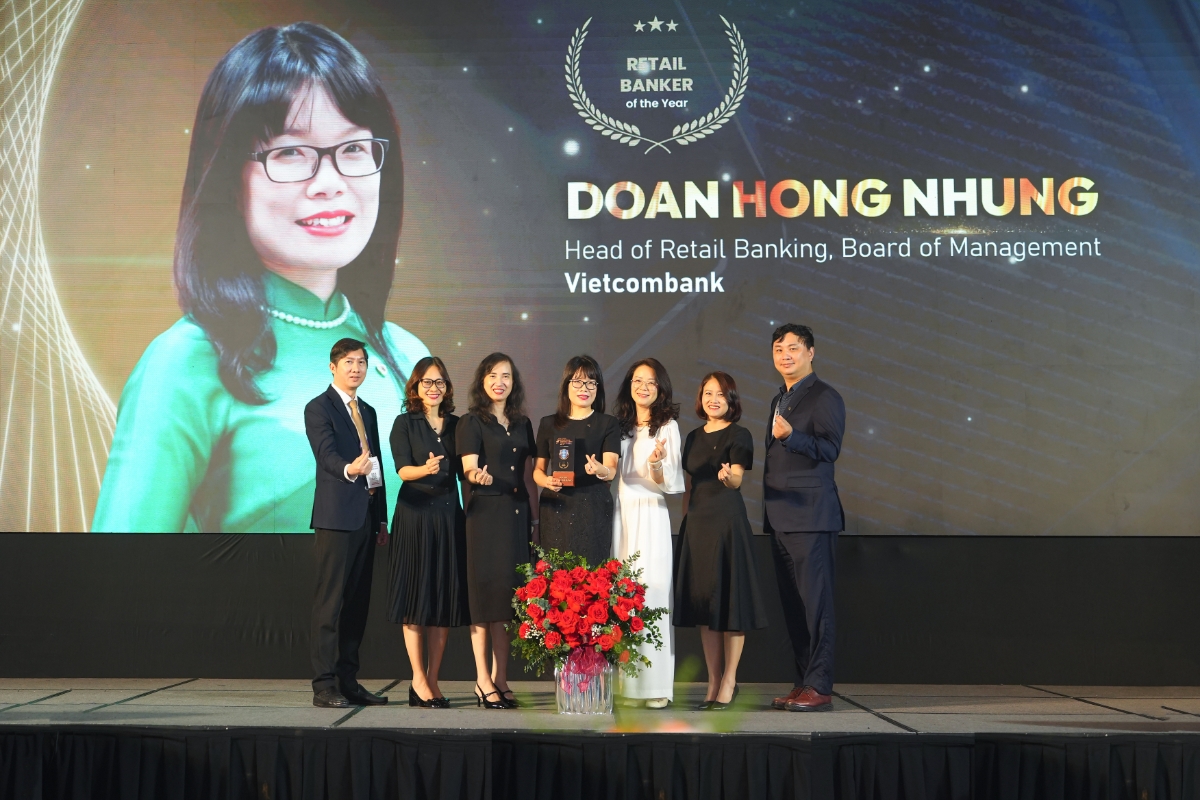 Các thành viên Vietcombank chúc mừng và chụp ảnh lưu niệm tại Lễ trao giải. Ảnh: VCB.