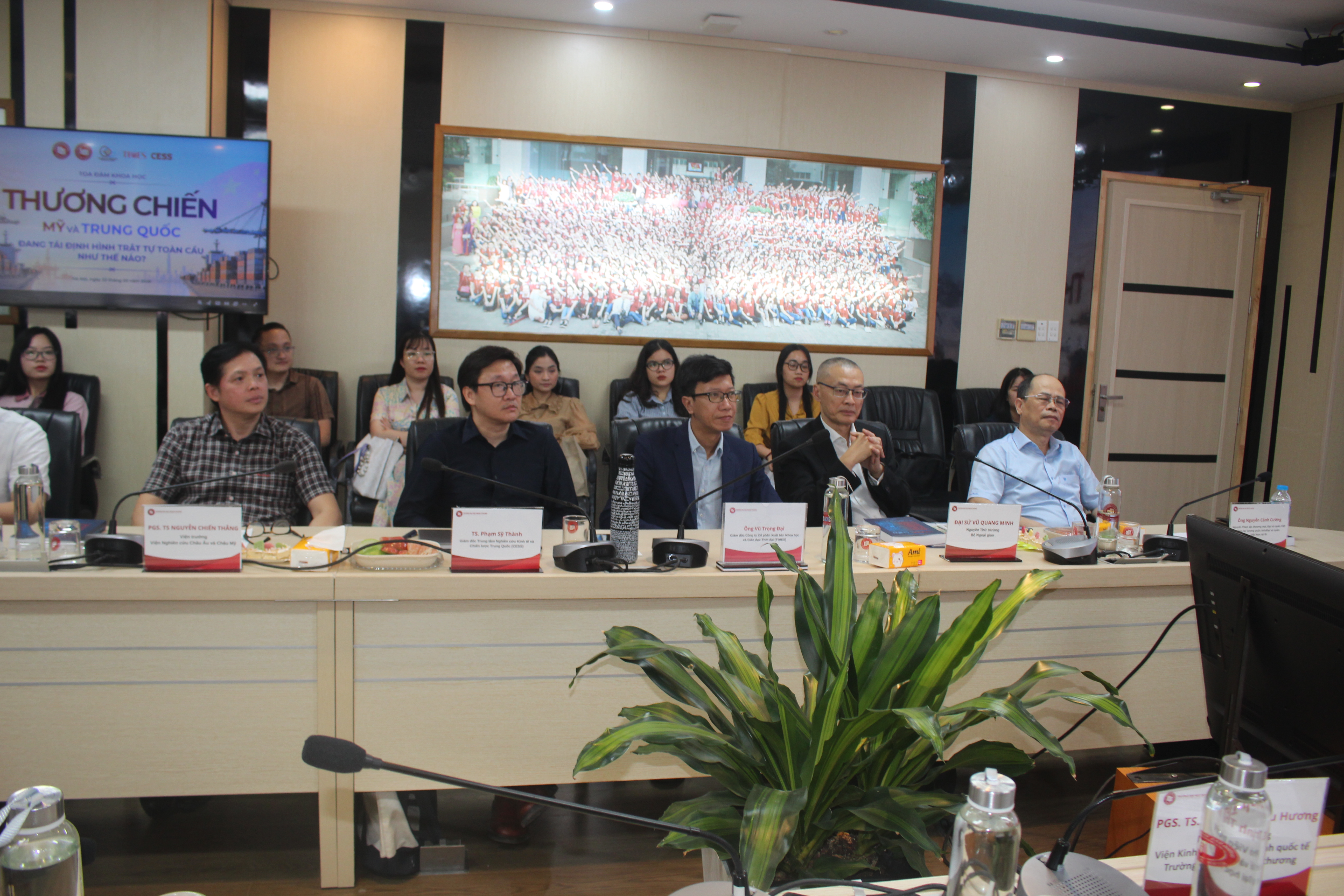 Chiến tranh thương mại Mỹ - Trung Quốc và những chuyển động tái định hình trật tự toàn cầu 3 Các diễn giả tại toạ đàm. Ảnh: Chu Khôi.