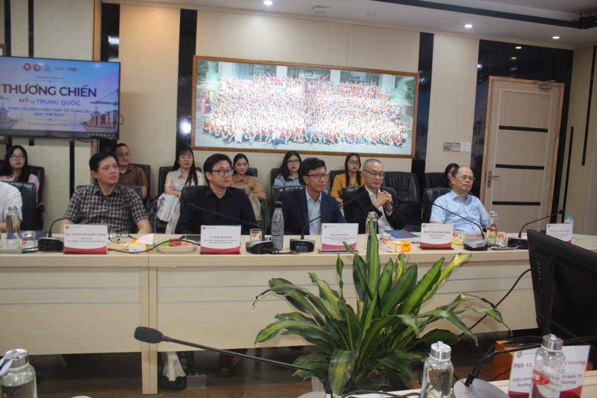 Các diễn giả tại toạ đàm. Ảnh: Chu Khôi.