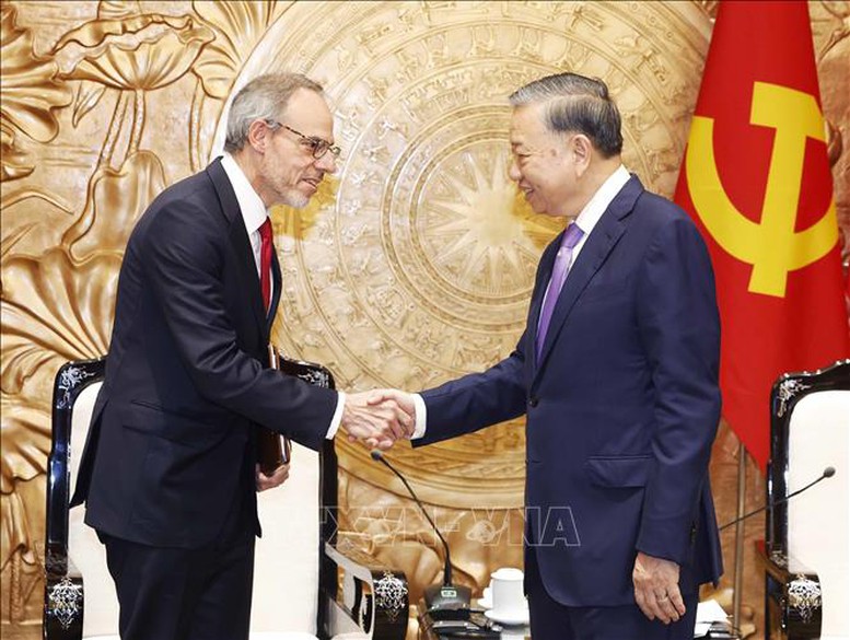 Tổng Bí thư, Chủ tịch nước Tô Lâm tiếp ông David Zapolsky, Phó Chủ tịch cấp cao, Giám đốc Pháp lý và Quan hệ Toàn cầu của tập đoàn Amazon - Ảnh: TTXVN. 