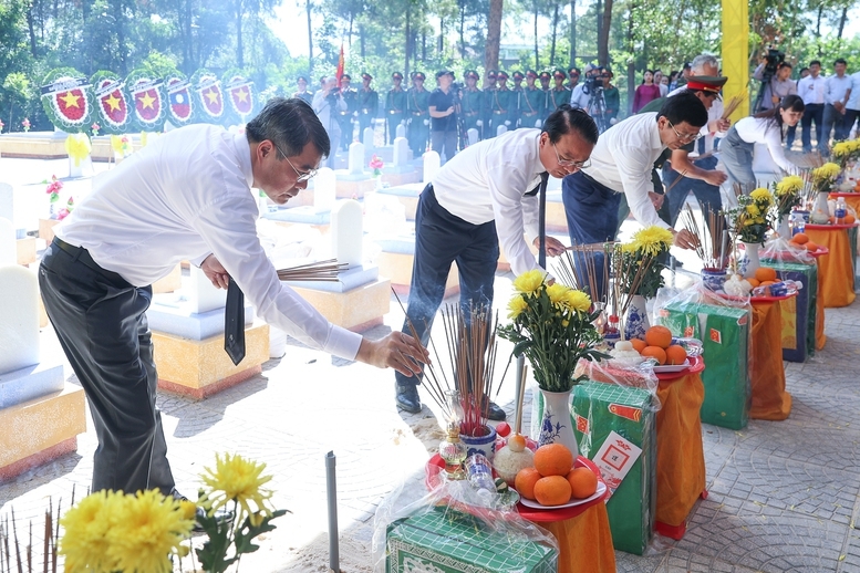 Thủ tướng Lê Minh Hưng cùng các đại biểu thắp hương viếng 28 liệt sĩ quân tình nguyện, chuyên gia Việt Nam. Ảnh: Nhật Bắc