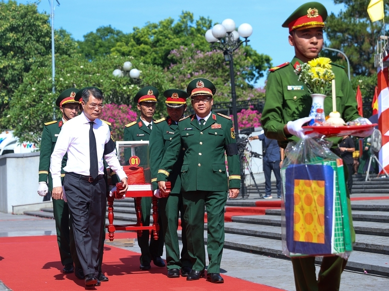 Thủ tướng Lê Minh Hưng cùng các đại biểu đưa hài cốt liệt sĩ về vị trí an táng