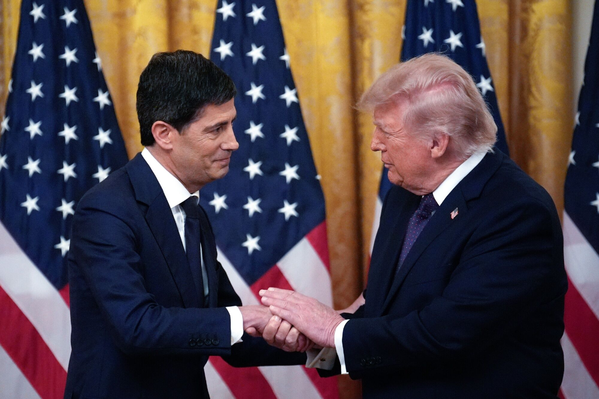 Tân chủ tịch Fed Kevin Warsh (trái) và Tổng thống Donald Trump trong lễ nhậm chức của ông Warsh ở Nhà Trắng vào ngày 22/5 -Ảnh: Bloomberg.