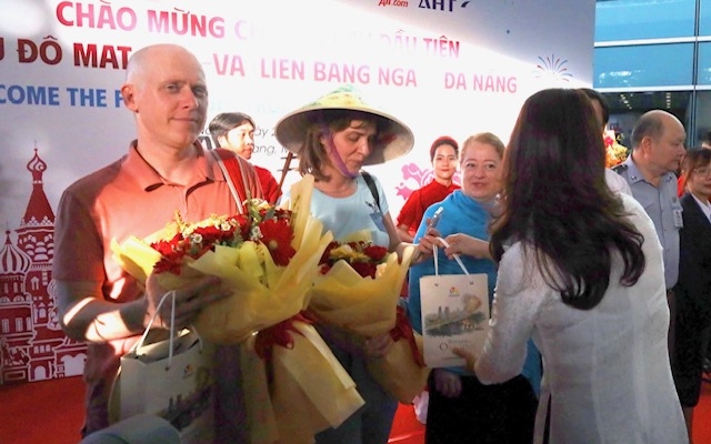 Những hành khách trên chuyến bay đầu tiên kết nối trực tiếp Moscow – Đà Nẵng.