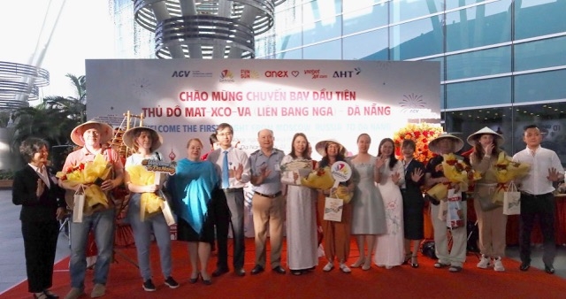 Lãnh đạo ngành Hàng không và Du lịch thành phố Đà Nẵng chào đón những hành khách trên chuyến bay trực tiếp đầu tiên từ Moscow (Nga) đến sân bay quốc tế Đà Nẵng.