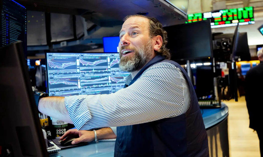 Dow Jones lập kỷ lục mới, S&P 500 tăng 8 tuần liên tiếp