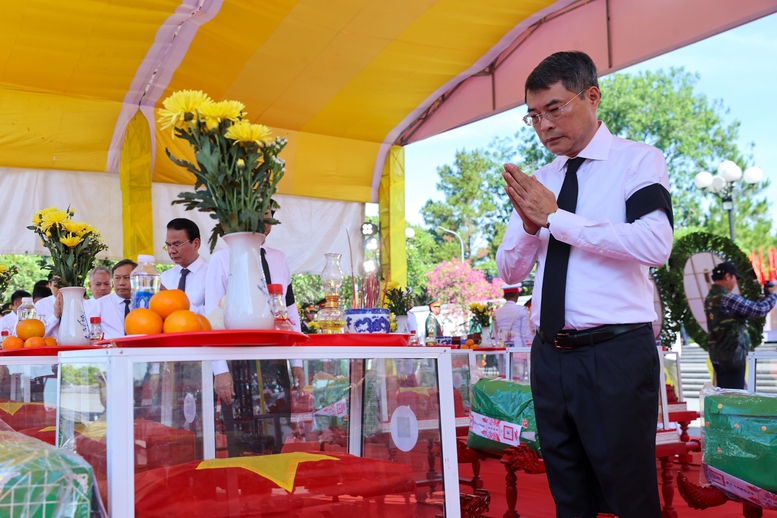 Thủ tướng thành kính tưởng nhớ, bày tỏ lòng biết ơn vô hạn đối với những người con ưu tú của Tổ quốc đã anh dũng chiến đấu, hy sinh vì nghĩa vụ quốc tế cao cả. Ảnh: Nhật Bắc