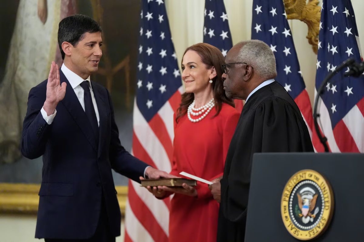 Từ trái qua, ông Kevin Warsh, bà Jane Lauder - vợ ông Warsh, và thẩm phán Tòa án Tối cao Mỹ Clarence Thomas trong lễ tuyên thệ nhậm chức Chủ tịch Fed của ông Warsh ở Nhà Trắng ngày 22/5 - Ảnh: AP.