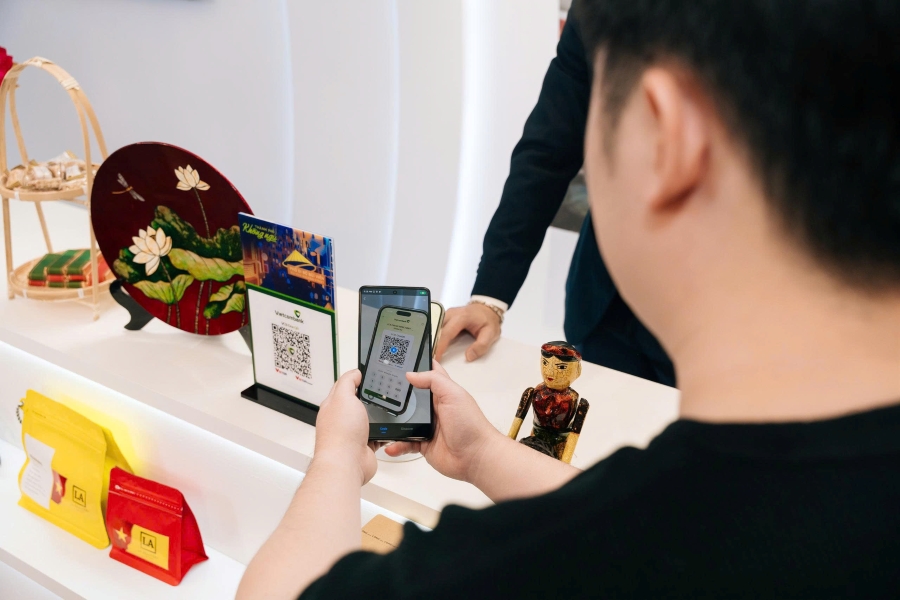 Người dùng trải nghiệm thanh toán QR xuyên biên giới. Ảnh: VCB.
