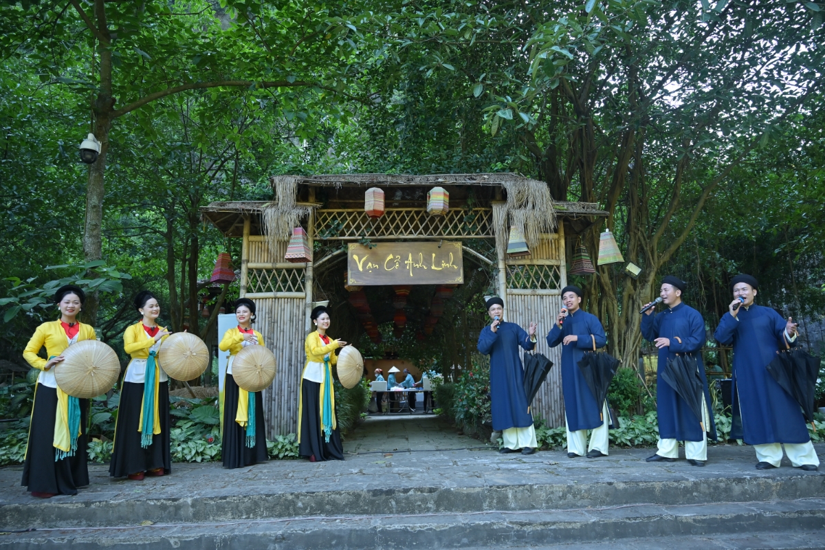 Du khách được trải nghiệm hoạt động văn hoá đặc sắc như: Hát quan họ, hát then, hát xẩm, đàn bầu...